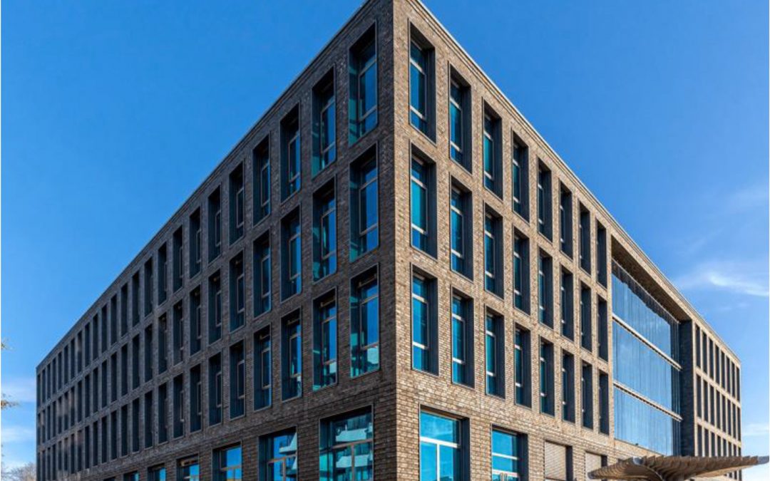 Büro: IMAXXAM kauft Bürogebäude an Berliner Mediaspree in Friedrichshain
