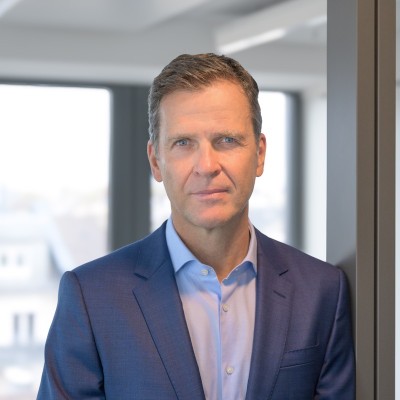 Herr Bierhoff, wie investieren unsere Profisportler?
