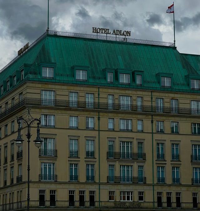 Berliner Hotel Adlon soll für mindestens 280 Mio. Euro verkauft werden